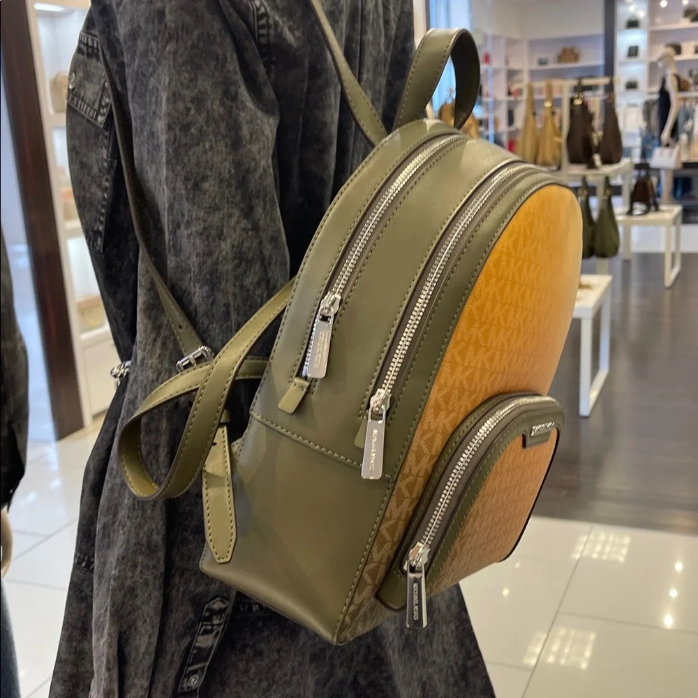 MICHAEL KORS Jaycee Medium Ombré Signature Logo Backpack
Olive Combo
NWT - Picture 16 of 16